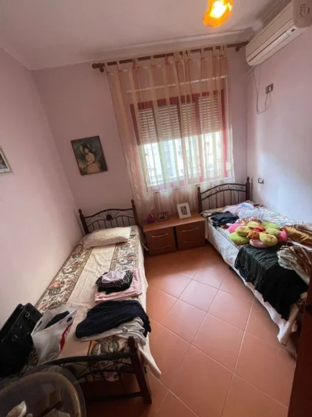 Tirane, jap me qera apartament 2+1+Ballkon Kati 4, 90 m² 450 € (Kthesa e Kamzes, prane Pallatit te Verdhe)