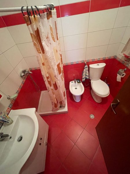 Tirane, jap me qera apartament 2+1+Ballkon Kati 4, 90 m² 450 € (Kthesa e Kamzes, prane Pallatit te Verdhe)