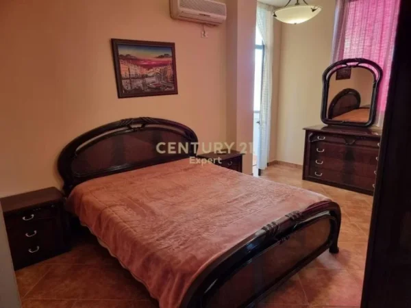 Tirane, jepet me qera apartament 2+1+Ballkon Kati 7, 109 m² 700 € (Bulevardi Zogu 1)