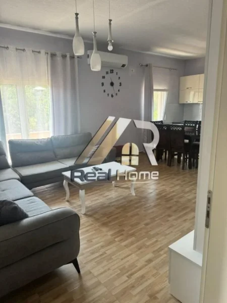 Tirane, jepet me qera shtepi 2+1+Ballkon , 150 m² 450 € (Rruga Pjeter Budi)