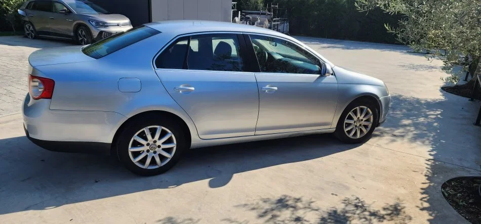 Tirane, shes makine Volkswagen jetta Nafte, gri metalizato manuale Klima 270.000 km 3.800 €