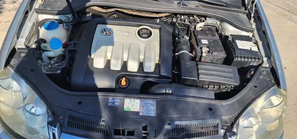 Tirane, shes makine Volkswagen jetta Nafte, gri metalizato manuale Klima 270.000 km 3.800 €