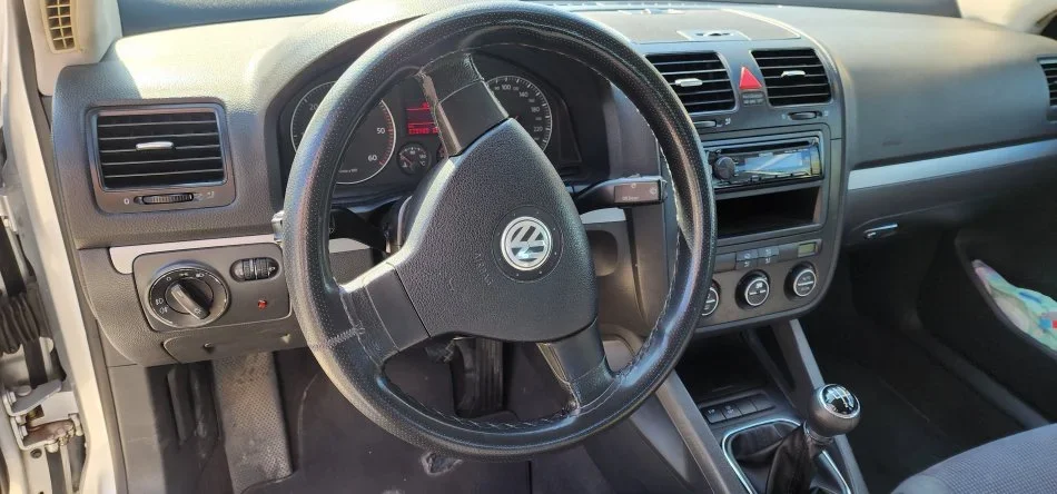 Tirane, shes makine Volkswagen jetta Nafte, gri metalizato manuale Klima 270.000 km 3.800 €