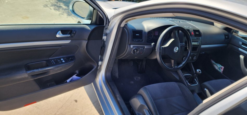 Tirane, shes makine Volkswagen jetta Nafte, gri metalizato manuale Klima 270.000 km 3.800 €