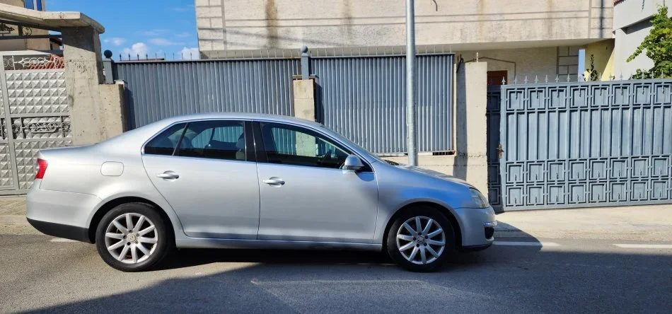 Tirane, shes makine Volkswagen jetta Nafte, gri metalizato manuale Klima 270.000 km 3.800 €