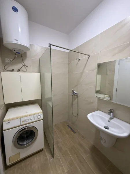 Tirane, jepet me qera apartament 1+1+Ballkon Kati 5, 65 m² 