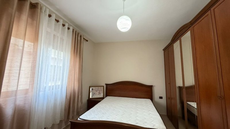 Tirane, jepet me qera Vilë 3-Katshe ,4+1,Mobiluar, 180 m² 600 € (Pranë Karburant Kastratit,Xhamllik-Tiranë)