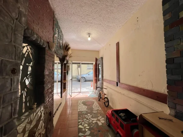 Tirane, jepet me qera ambjent biznesi Kati 0, 12 m² 200 € (Rruga Tefta Tashko Koco)