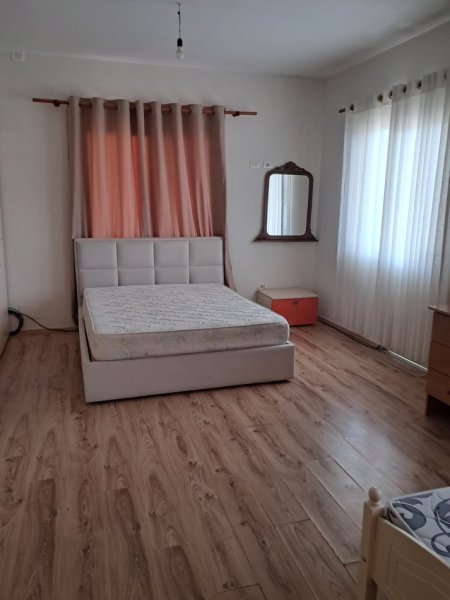 Tirane, jepet me qera Vile 1+1 Kati 1, 60 m² (Pran Xhamis Don Bosko)