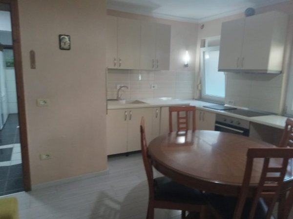 Tirane, jepet me qera Vile 1+1+Ballkon Kati 1, 80 m² 550 € (Ne Myslym Shyri,Prane 21 Dhjetorit)