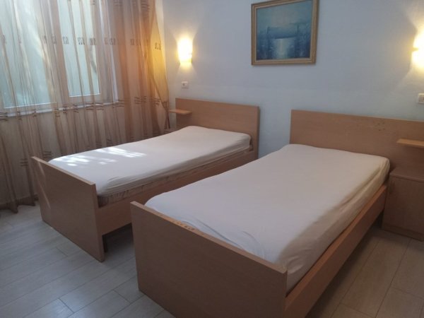 Tirane, jepet me qera Vile 1+1+Ballkon Kati 1, 80 m² 550 € (Ne Myslym Shyri,Prane 21 Dhjetorit)