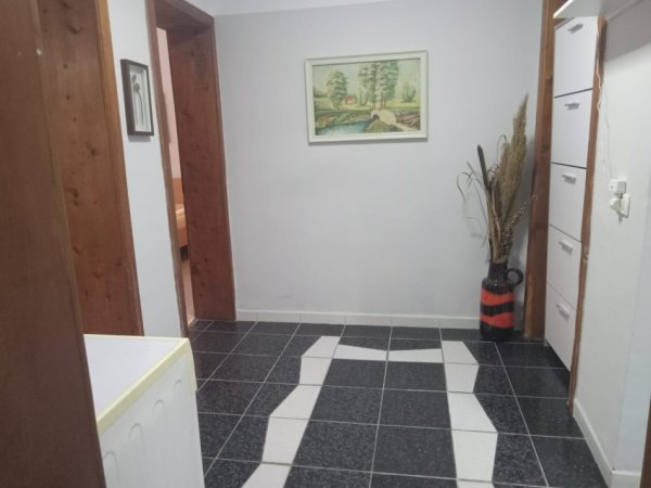 Tirane, jepet me qera Vile 1+1+Ballkon Kati 1, 80 m² 550 € (Ne Myslym Shyri,Prane 21 Dhjetorit)