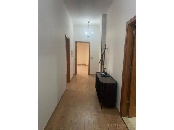 Tirane, jepet me qera zyre Kati 3, 109 m² 1.700 € (Liqeni , Garda)