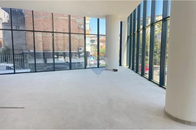 Tirane, shitet dyqan , 154 m² 735.000 € 