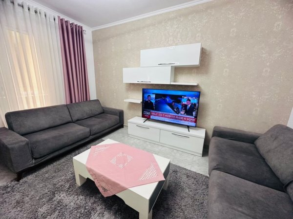 Tirane, jepet me qera apartament 1+1+Ballkon Kati 5, 70 m² 550 € (Shkolla cajupi)