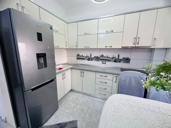 Tirane, jepet me qera apartament 1+1+Ballkon Kati 5, 70 m² 550 € (Shkolla cajupi)