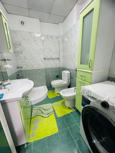 Tirane, jepet me qera apartament 1+1+Ballkon Kati 5, 70 m² 550 € (Shkolla cajupi)