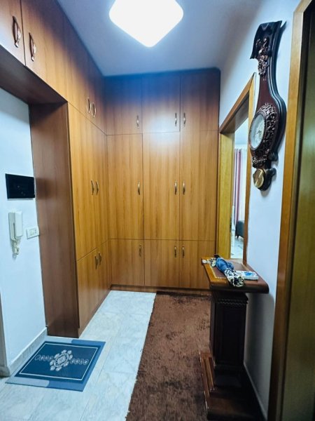 Tirane, jepet me qera apartament 1+1+Ballkon Kati 5, 70 m² 550 € (Shkolla cajupi)