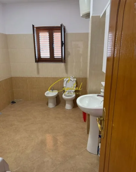 Tirane, jepet me qera apartament 3+1 Kati 4, 143 m² 500 € (RRUGA SIRI KODRA)