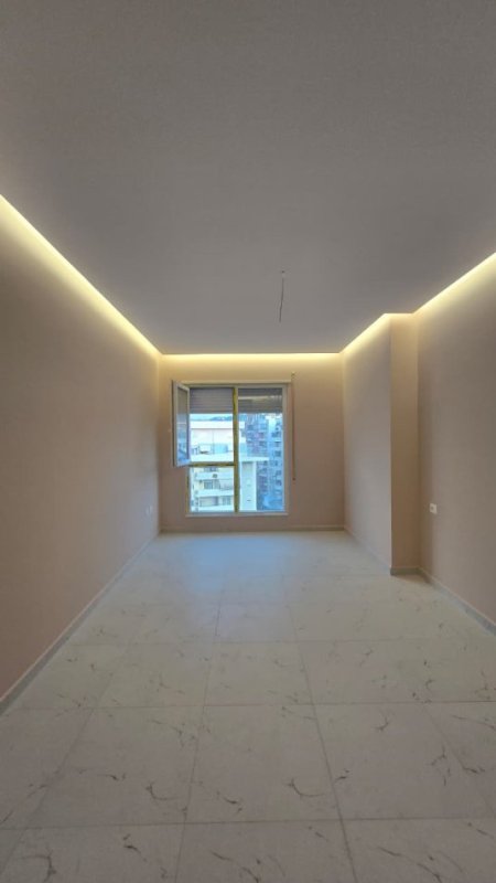 Ofrohet me qira ambient per zyra ose banim plus postparkim 600 € (Bulevardi Migjeni)
