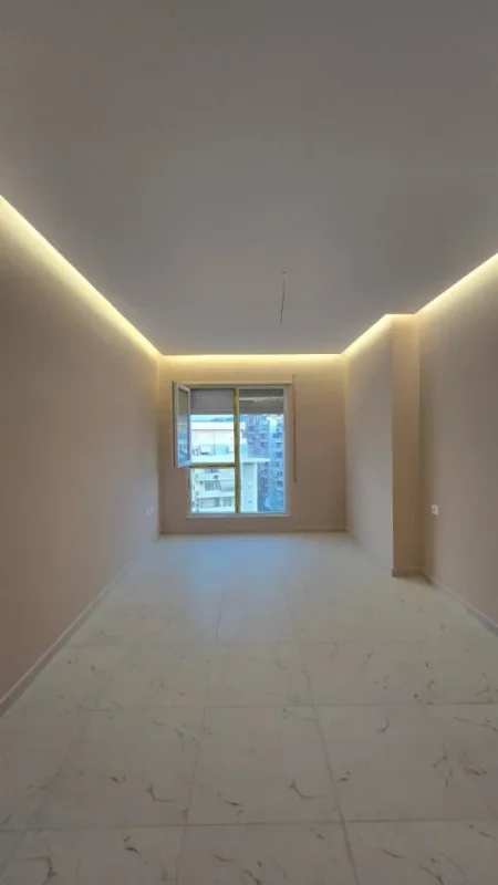 Ofrohet me qira ambient per zyra ose banim plus postparkim 600 € (Bulevardi Migjeni)