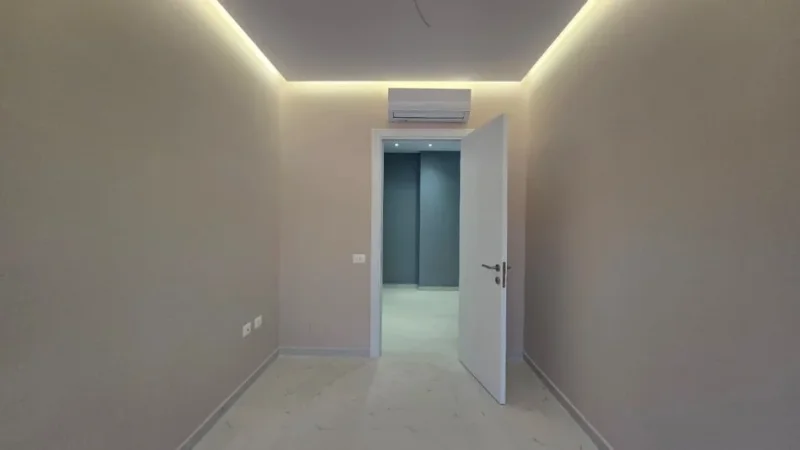 Ofrohet me qira ambient per zyra ose banim plus postparkim 600 € (Bulevardi Migjeni)