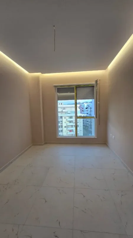 Ofrohet me qira ambient per zyra ose banim plus postparkim 600 € (Bulevardi Migjeni)