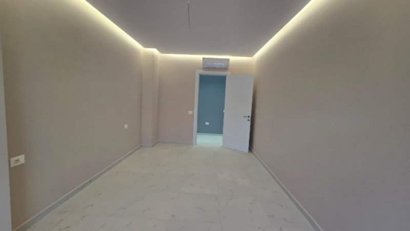 Ofrohet me qira ambient per zyra ose banim plus postparkim 600 € (Bulevardi Migjeni)