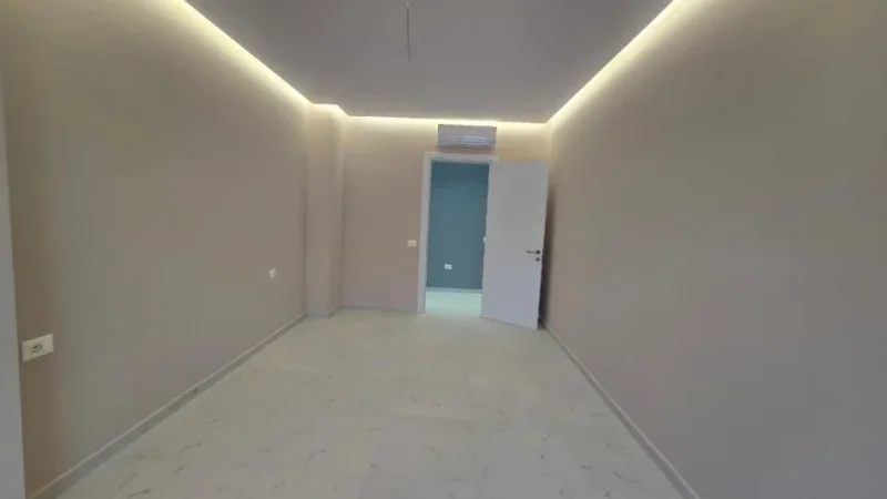 Ofrohet me qira ambient per zyra ose banim plus postparkim 600 € (Bulevardi Migjeni)