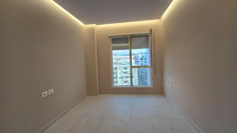 Ofrohet me qira ambient per zyra ose banim plus postparkim 600 € (Bulevardi Migjeni)