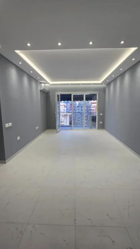 Ofrohet me qira ambient per zyra ose banim plus postparkim 600 € (Bulevardi Migjeni)