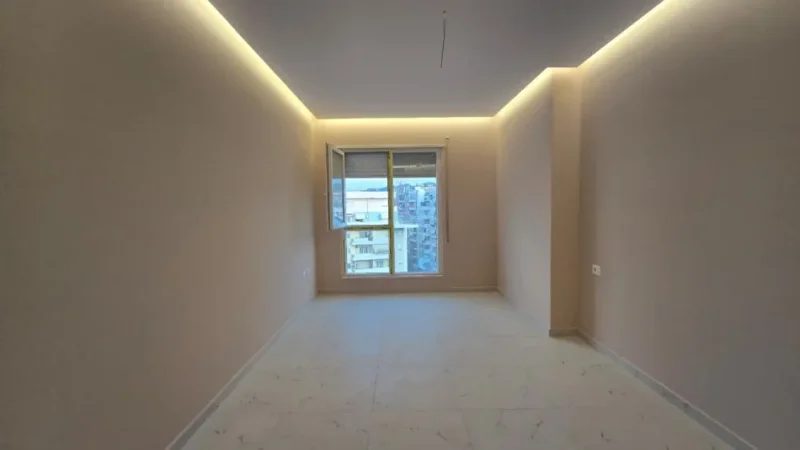 Ofrohet me qira ambient per zyra ose banim plus postparkim 600 € (Bulevardi Migjeni)