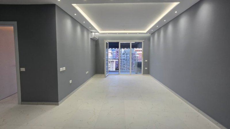 Ofrohet me qira ambient per zyra ose banim plus postparkim 600 € (Bulevardi Migjeni)