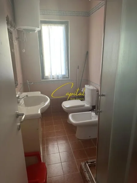 Tirane, jepet me qera apartament 2+1 Kati 3, 80 m² 700 € (KOMUNA E PARISIT)