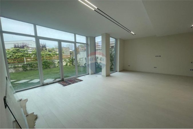 Tirane, jepet me qera Vile 4+1+Ballkon , 680 m² 5.000 € 
