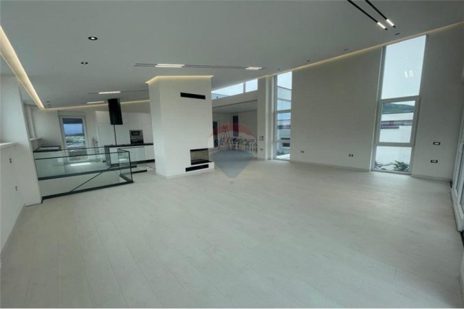 Tirane, jepet me qera Vile 4+1+Ballkon , 680 m² 5.000 € 