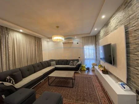 Tirane, jepet me qera apartament 2+1 Kati 2, 127 m² 650 € 