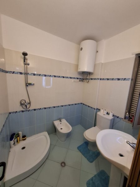 Durres, jepet me qera apartament 2+1+Ballkon Kati 3, 110 m² 400 € (lagjia 13)