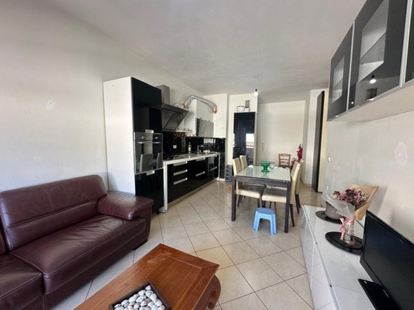 Tirane, jepet me qera apartament 2+1 Kati 4, 100 m² 400 € 