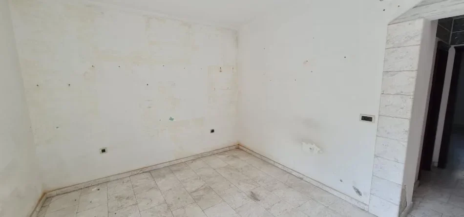 Tirane, shitet dyqan Kati 0, 35 m² 125.000 €