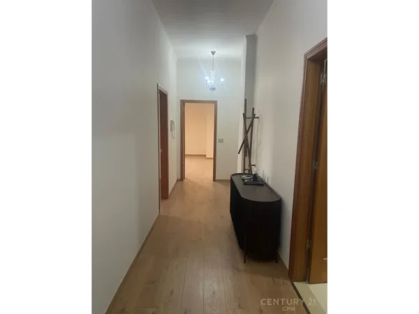 Tirane, jepet me qera zyre Kati 3, 109 m² 1.700 € (Ish-Blloku)
