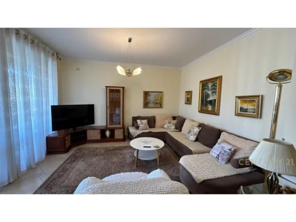 Tirane, jepet me qera apartament 3+1 Kati 7, 130 m² 1.050 € (Rruga e Elbasanit)