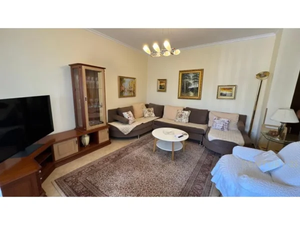 Tirane, jepet me qera apartament 3+1 Kati 7, 130 m² 1.050 € (Rruga e Elbasanit)