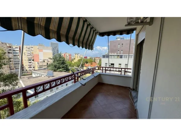 Tirane, jepet me qera apartament 3+1 Kati 7, 130 m² 1.050 € (Rruga e Elbasanit)