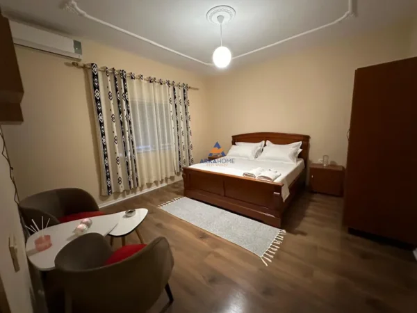 Tirane, jepet me qera apartament 3+1+Ballkon Kati 2, 169 m² 750 € (PRANE BAR OSLO, ISH FUSHA AVIACIONIT)