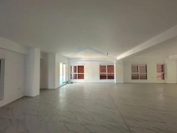 Tirane, jepet me qera ambjent biznesi Kati 0, 290 m² 2.000 € (Kompleksi KAIMI , Alidem)