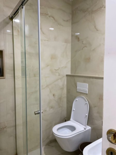 Tirane, jepet me qera apartament 1+1+Ballkon Kati 4, 75 m² 900 € (Bllok ,Rruga Brigada VIII)