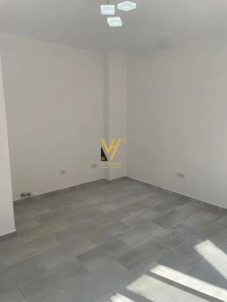 Tirane, shitet dyqan Kati 0, 20 m² 75.000 € (MYSLYM SHYR)