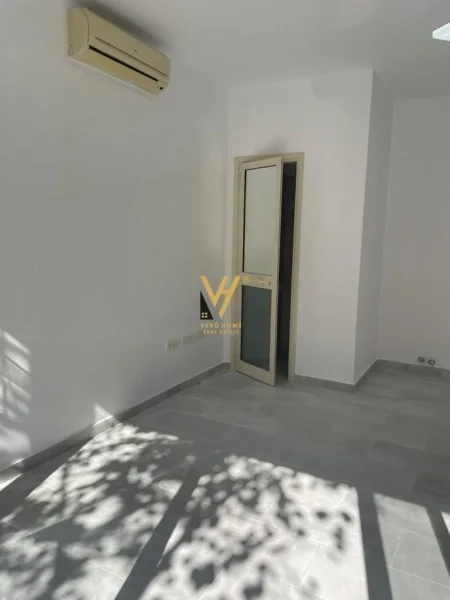 Tirane, shitet dyqan Kati 0, 20 m² 75.000 € (MYSLYM SHYR)