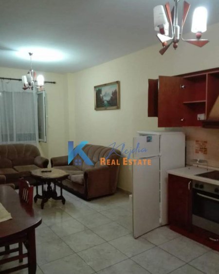 Tirane, jap me qera apartament 2+1+Ballkon Kati 5, 100 m² 500 € (Kthesa e Kamzes, afer Pallatit te Verdhe)